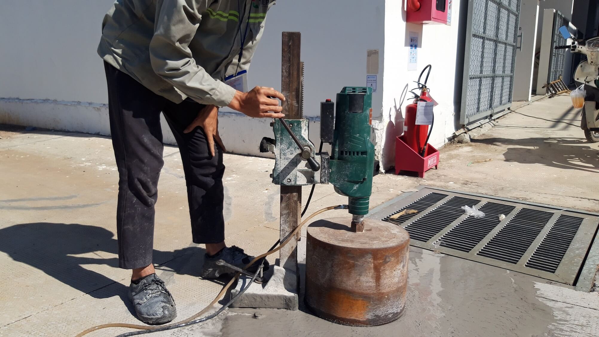 Dịch Vụ Cắt Đục Đường Bê Tông Long Biên Dịch Vụ Cắt Đục Đường Bê Tông Long Biên